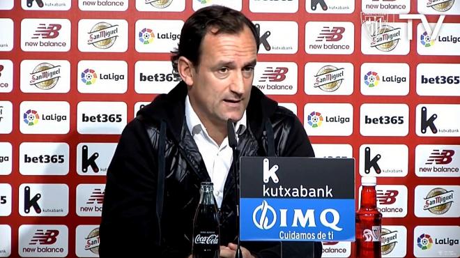 Joseba Etxeberria, entrenador del Bilbao Athletic, en una intervención ante la prensa en Lezama.