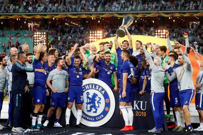 Los jugadores del Chelsea celebran la Europa League conquistada en Bakú.