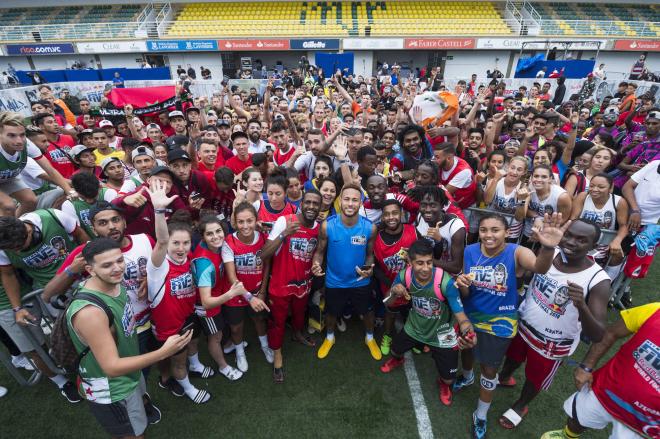 Neymar, con los finalistas del torneo.