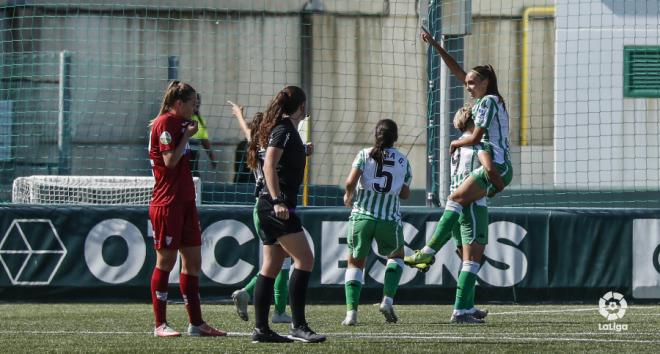 Yiyi, con el dedo en alto, celebra un gol con el Betis Féminas.