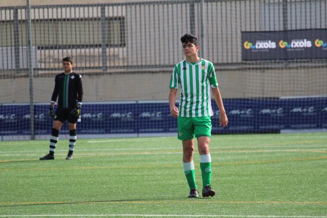 Anselmo García, en un partido de cantera del Betis.