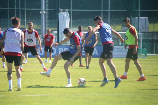 Los jugadores del Deportivo realizan un ejercicio con balón en Abegondo (Foto: Iris Miquel).