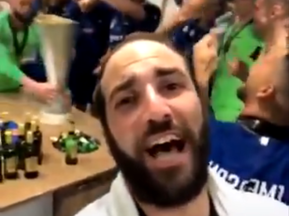 Gonzalo Higuaín canta en el vestuario del Chelsea.