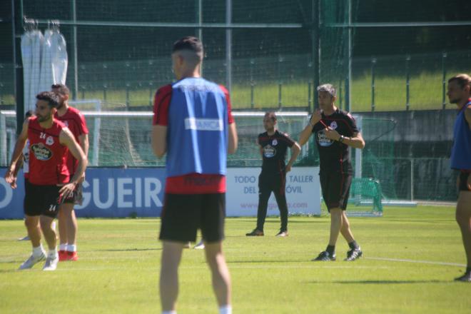 José Luis Martí supervisa el entrenamiento del Deportivo en Abegondo (Foto: Iris Miquel).