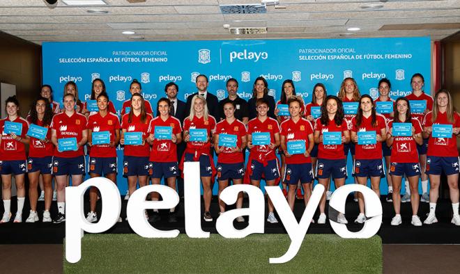 Las jugadoras de la selección española femenina posan con los seguros brindados por Pelayo (Foto: SeFutbol).