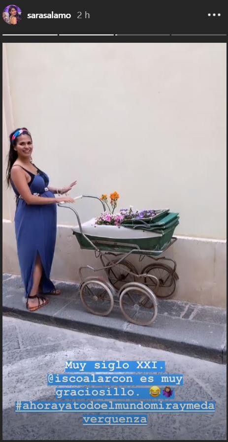Sara Sálamo posa junto a un carrito de bebé de decoración.