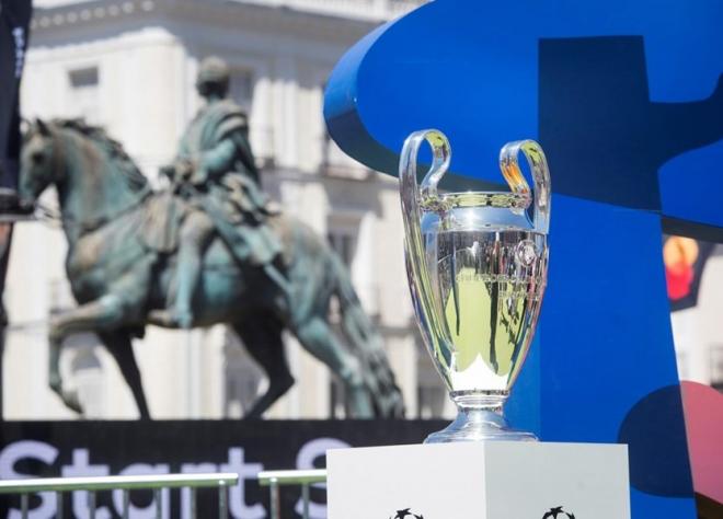 El trofeo de la Champions en exposición (Foto: EFE).