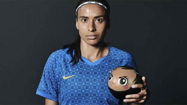 Andressa Alves, jugadora del FC Barcelona femenino, con su balón (Foto: Nike).