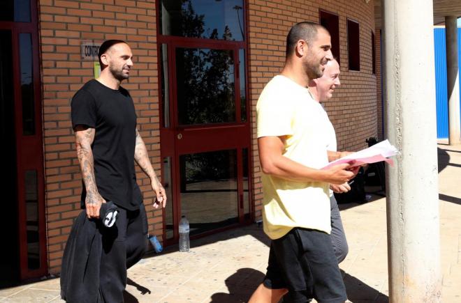 Aranda y Raúl Bravo, saliendo de prisión.