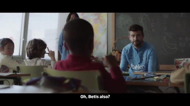 Gerard Piqué en el spot benéfico.