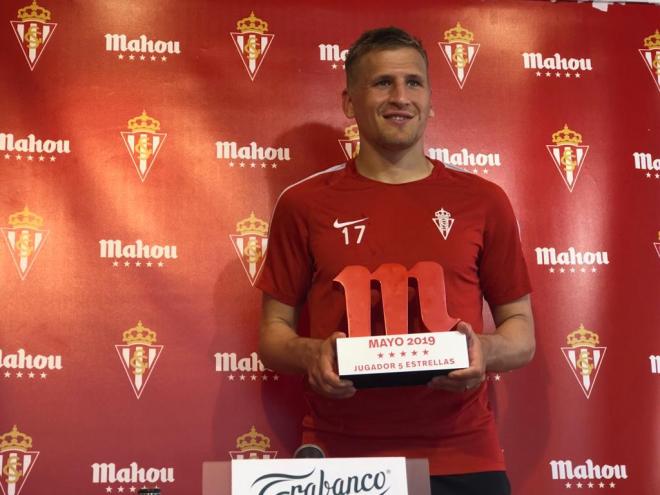 Robin Lod con el premio de mejor jugador del mes de mayo.