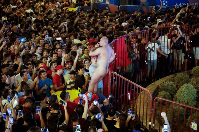 El aficionado detenido (Foto: EFE)