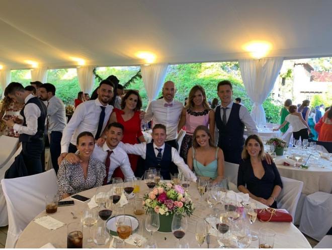 Los jugadores del Athletic Club felices en la boda de Óscar De Marcos en junio de 2019.