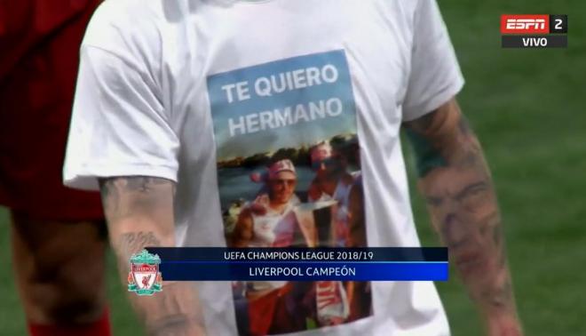 La camiseta de Alberto Moreno en recuerdo a Reyes.