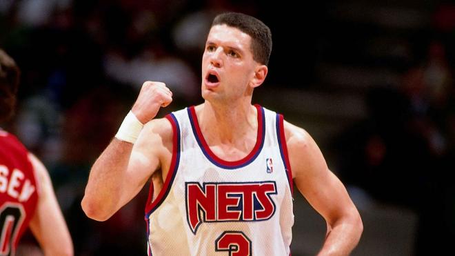 Drazen Petrovic celebra una canasta con los New Jersey Nets.