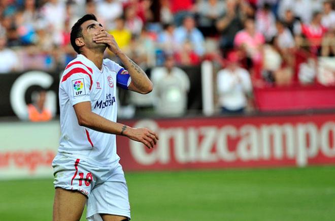 José Antonio Reyes, fallecido en 2019, mirando al cielo en un partido con el Sevilla.