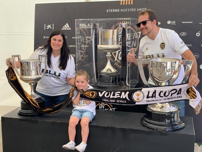 Víctor y María, junto a su hija han posado junto a la Copa del Rey