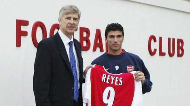 Arsene Wenger, junto a Reyes, en la presentación del jugador.