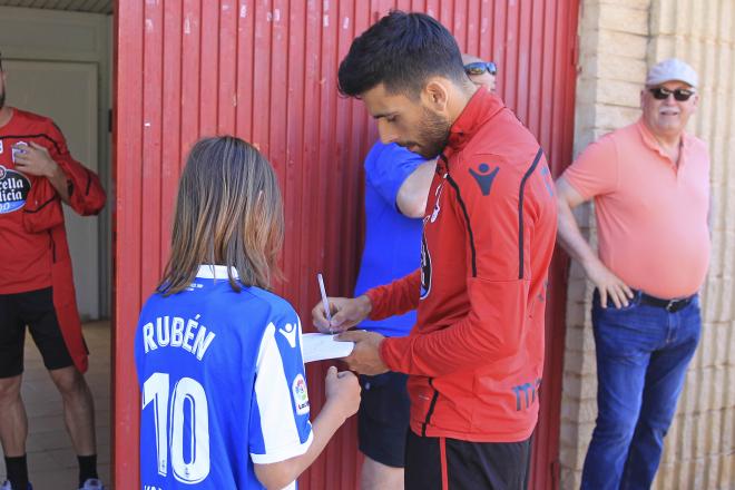 Eneko Bóveda firma un autógrafo en Benidorm (Foto: RCD).