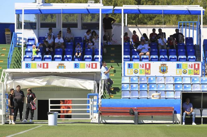 Un grupo de aficionados presenció el entrenamiento en la grada (Foto: RCD).