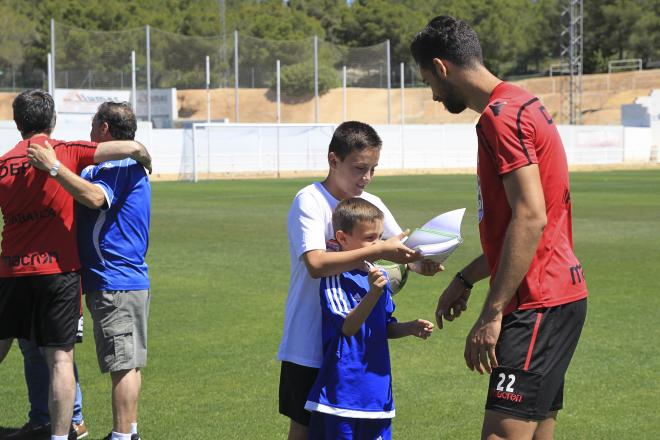 Pablo Marí, junto a dos niños en el entrenamiento (Foto: RCD).