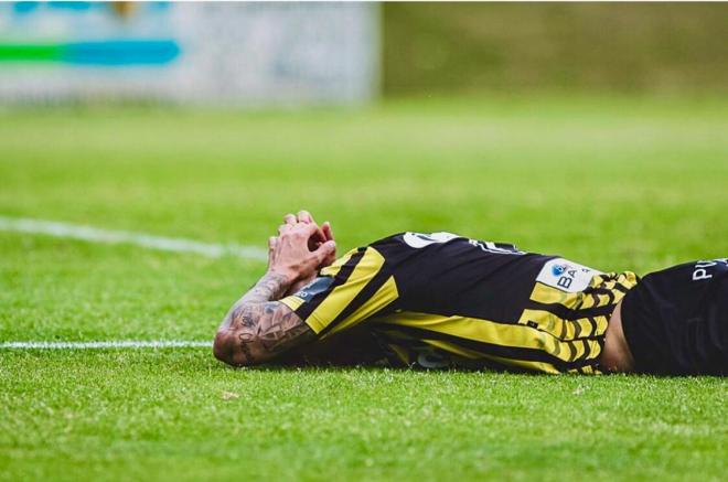 Un jugador del Barakaldo desolado sobre el césped de Lasesarre (Foto: Edu DF/BLACKSWANK).