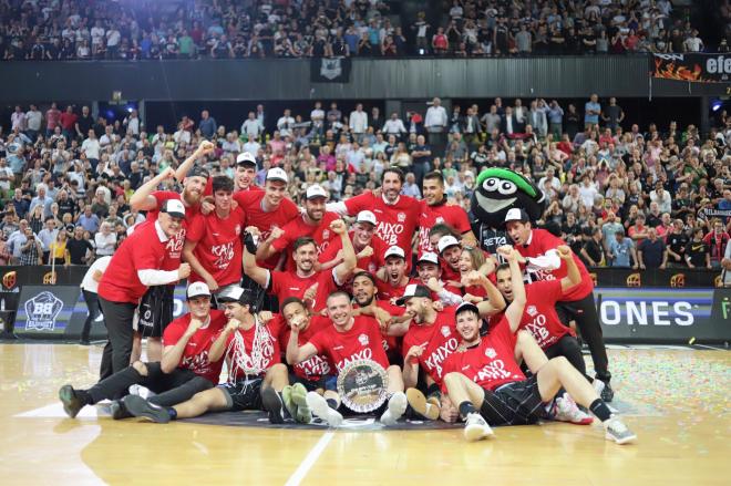 Los MIB del Bilbao Basket celebran con nikis rojos su ascenso a la ACB (Foto: Edu del Fresno).