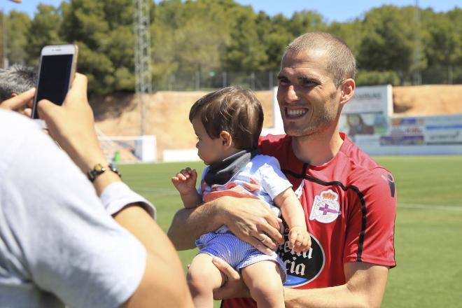 Bergantiños posa con un niño sobre el césped del Estadio Guillermo Amor (Foto: RCD).