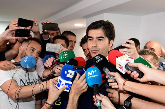 Ángel Haro, hablando ante los medios (Foto: Kiko Hurtado).