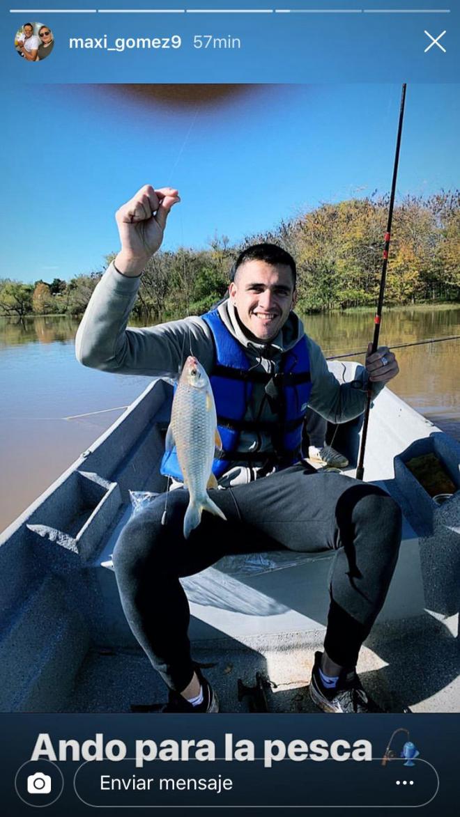 Maxi Gómez muestra su captura tras un día de pesca en Paysandú, Uruguay (@maxi_gomez9).