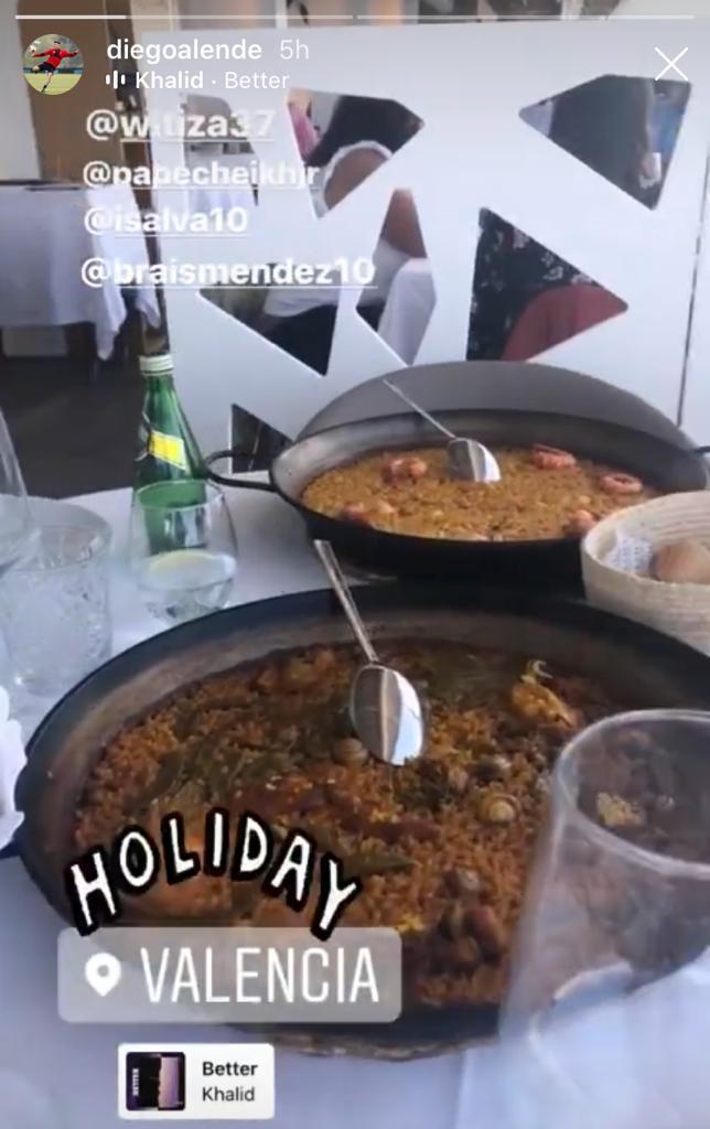 Diego Alende muestra un vídeo en el que aparecen Brais Méndez, Pape Cheikh, Ibán Salvador y otro amigo disfrutando de una paella en Valencia (Foto: @diegoalende).