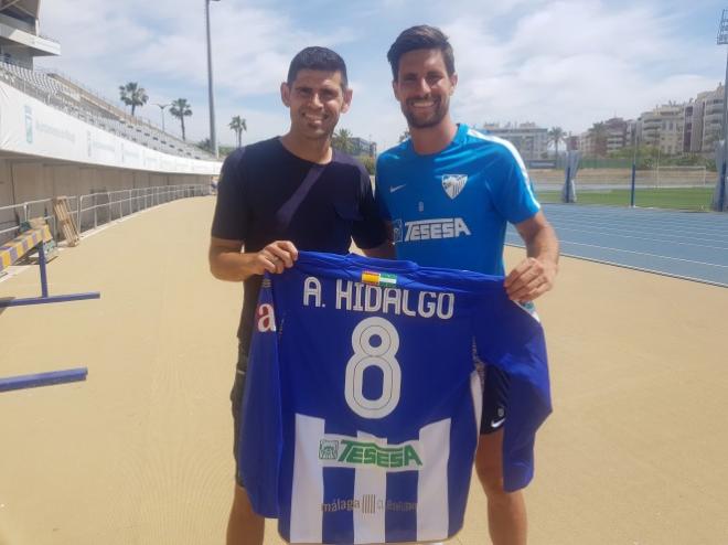 Antonio Hidalgo y Adrián, posando con una camiseta del héroe del último ascenso (Foto: Málaga CF).