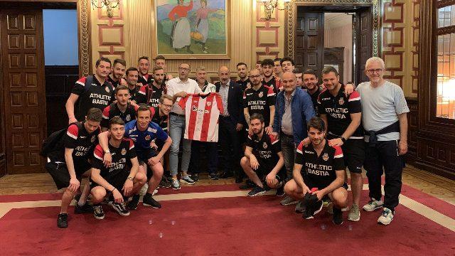 Los componentes de la directiva y el equipo del Athletic Bastia posan en su visita al Palacio de Ibaigane (Foto: Athletic Club).
