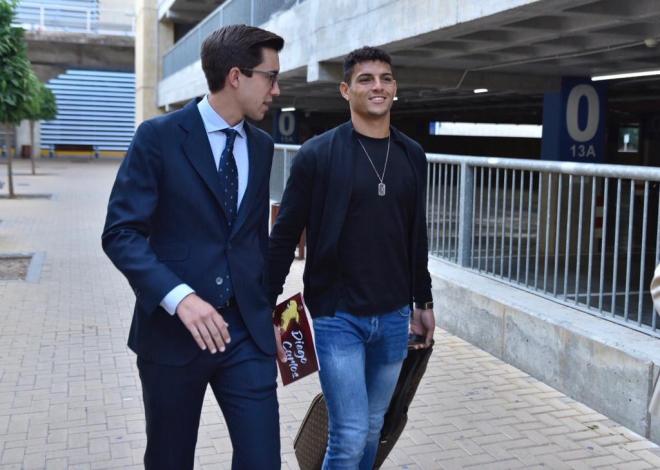 Diego Carlos, a su llegada al Aeropuerto de Sevilla.