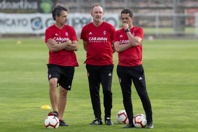 Víctor Fernández junto a sus ayudantes en un entrenamiento del Real Zaragoza en la Ciudad Deportiva (Foto: Daniel Marzo).