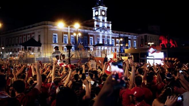 Hinchas del Liverpool celebran en la Puerta del Sol.