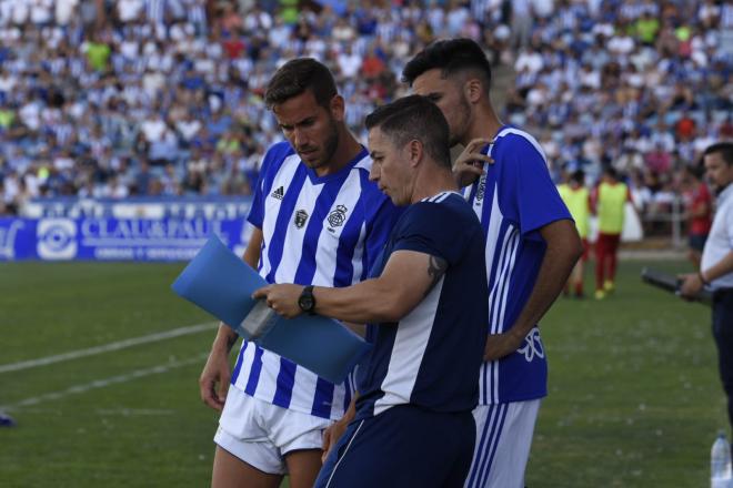 Carlos Fernández recibe instrucciones del segundo entrenador. (Clara Verdier)