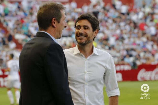 Víctor y Ramis se saludan antes del Albacete-Málaga.
