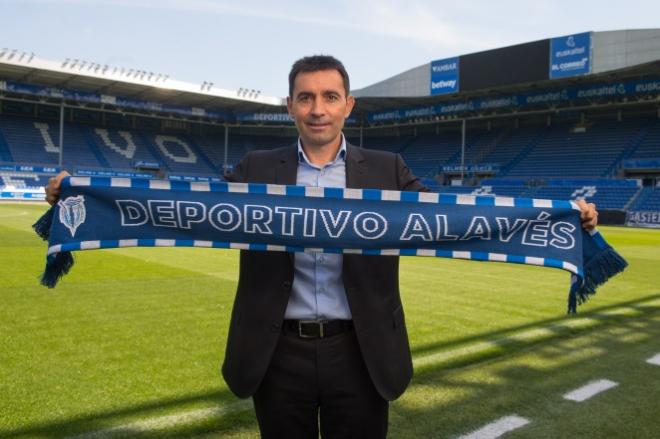 Asier Gaitano posa con la bufanda albiazul en su presentación como nuevo técnico del Alavés (Foto: Deportivo Alavés).