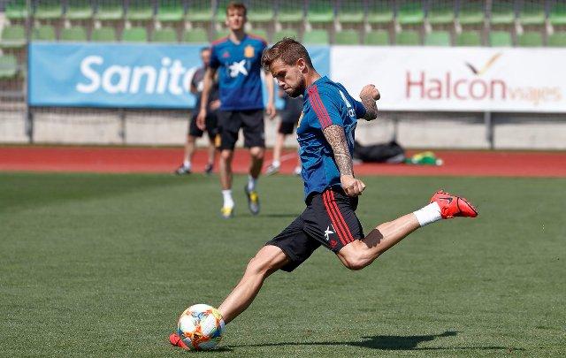 Iñigo Martínez chuta un balón en el entrenamiento de la selección española en Las Rozas (Foto: @InigoMartinez).