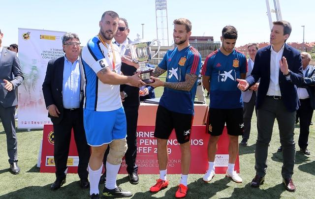 Iñigo Martínez entrega el trofeo al campeón del torneo de Centros Penitenciarios en Las Rozas (Foto: Sefutbol).