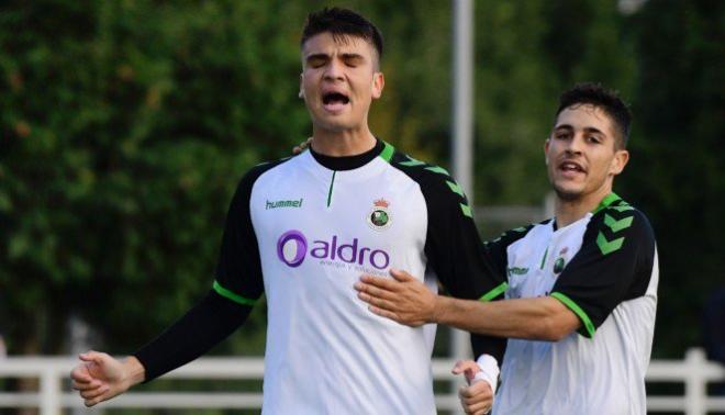 Javier Siverio celebra un gol con el Racing B (Foto: CD).