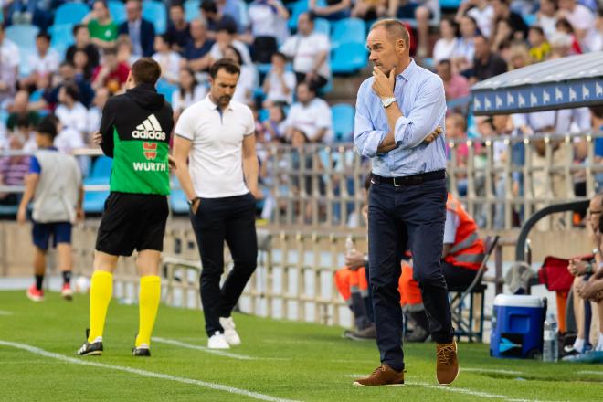 Víctor Fernández en el área técnica durante el encuentro ante el Numancia. (Foto: Dani Marzo).