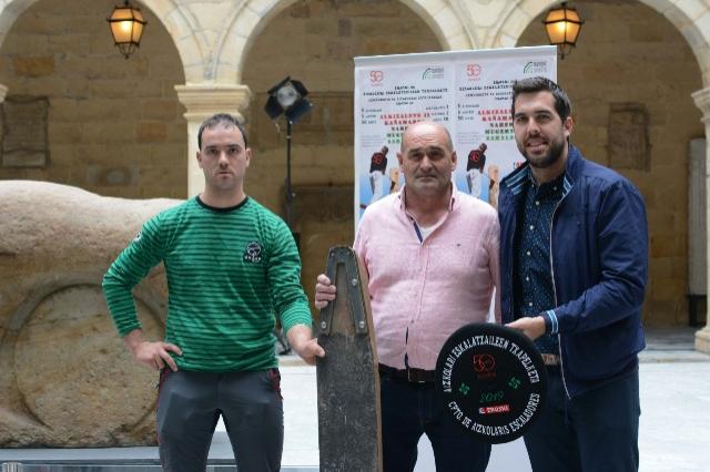 Los aizkolaris escaladores Jokin Alkizalete y Fausto Mugertza junto a Aitzol Atutxa, embajador de Basque Sports (Foto: Basque Sports).
