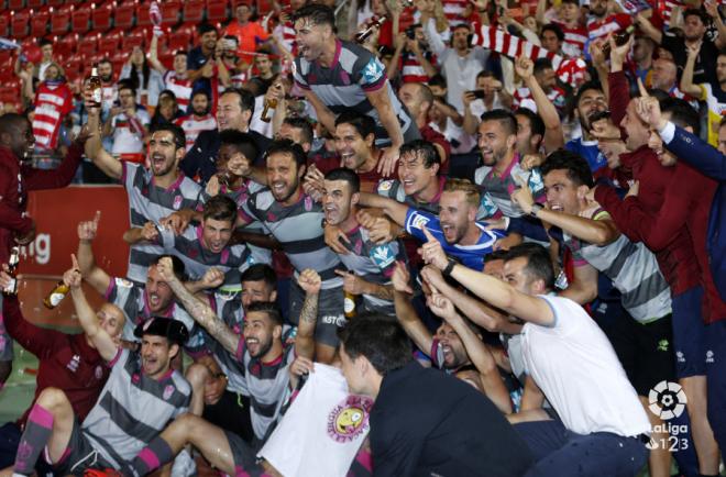 Los jugadores del Granada celebran el ascenso con la afición desplazada a Palma.