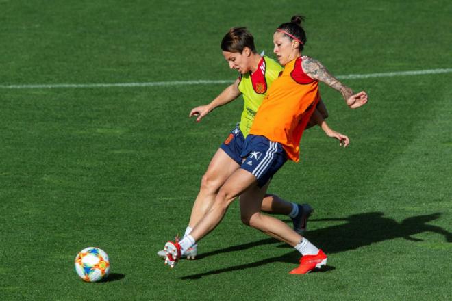 Jenni Hermosos y Marta Corredera disputan un balón en un entrenamiento.