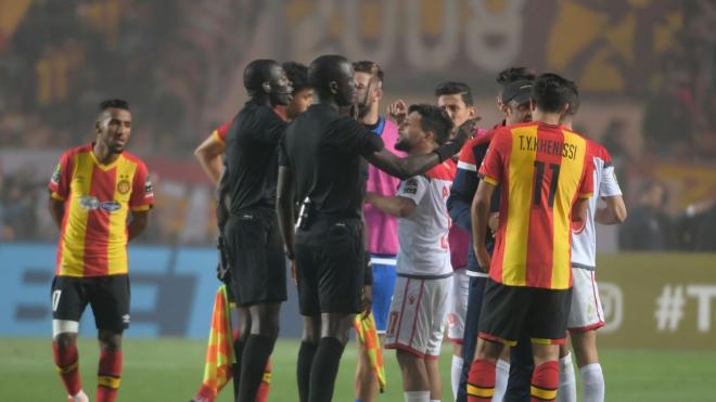 Los jugadores del Esperance de Túnez y del Wydad Casablanca protestan al árbitro en la vuelta de la Champions League africana.