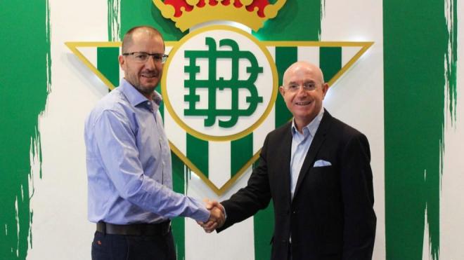José Juan Romero, uno de los candidatos al banquillo del Recre, posa con Lorenzo Serra Ferrer (Foto: Real Betis).