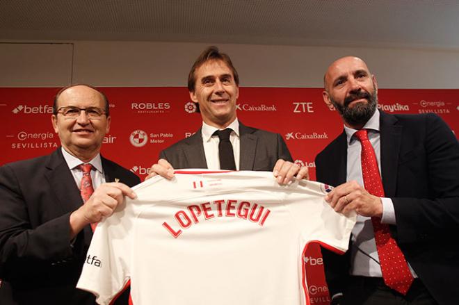 Julen Lopetegui, junto a José Castro y Monchi, en su presentación con el Sevilla FC (Foto: Kiko Hurtado).