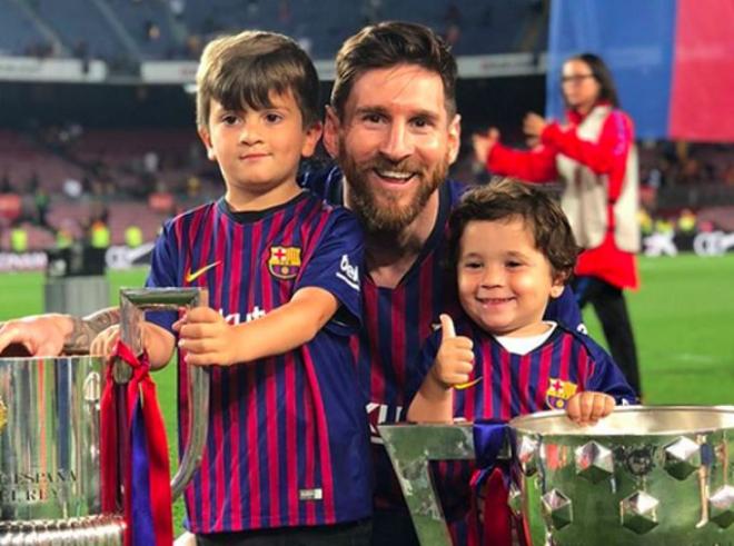 Leo Messi posa con sus hijos Thiago y Mateo tras ganar LaLiga Santander.
